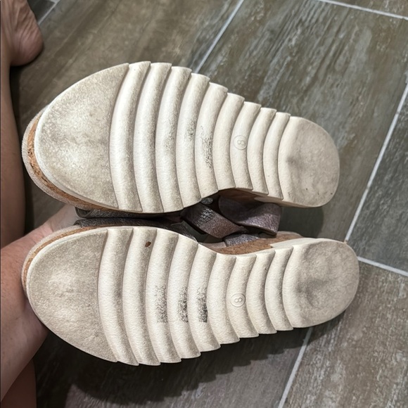 Pierre Dumas Women's Sandals in Metallic Silver and Cream - Picture 4 of 10